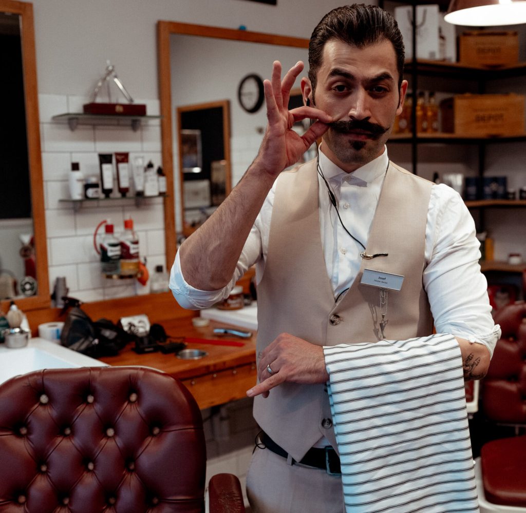 Unsere Premium Barber kreiren modernen Herrenhaarschnitt